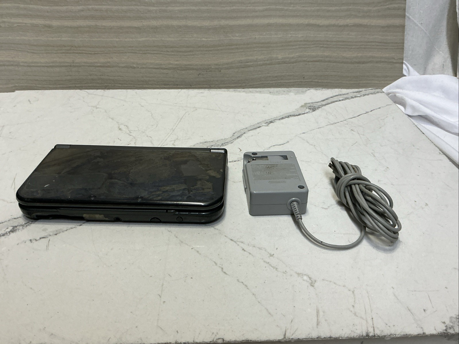 Nintendo 3DS New XL Handheld System Black/Grey w/ charger & stylus red-001