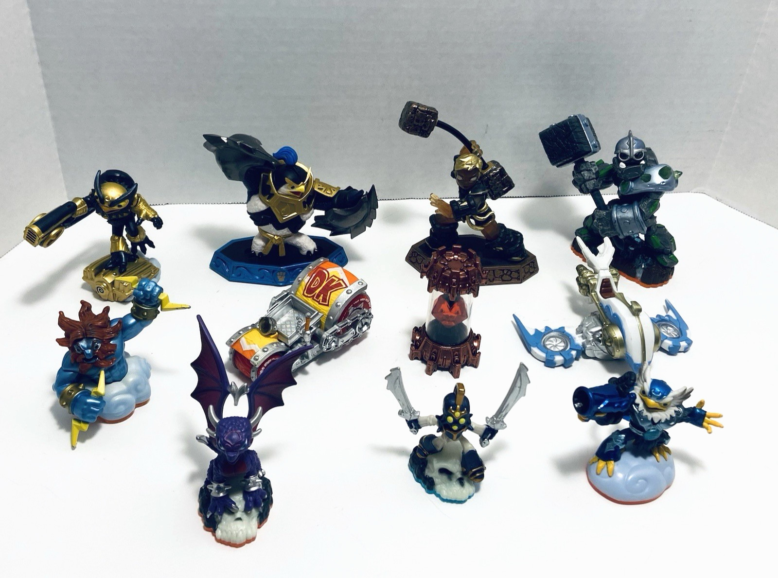 Mixed bundled lot of 11 Skylanders Activision Toy action figures & Vehicles