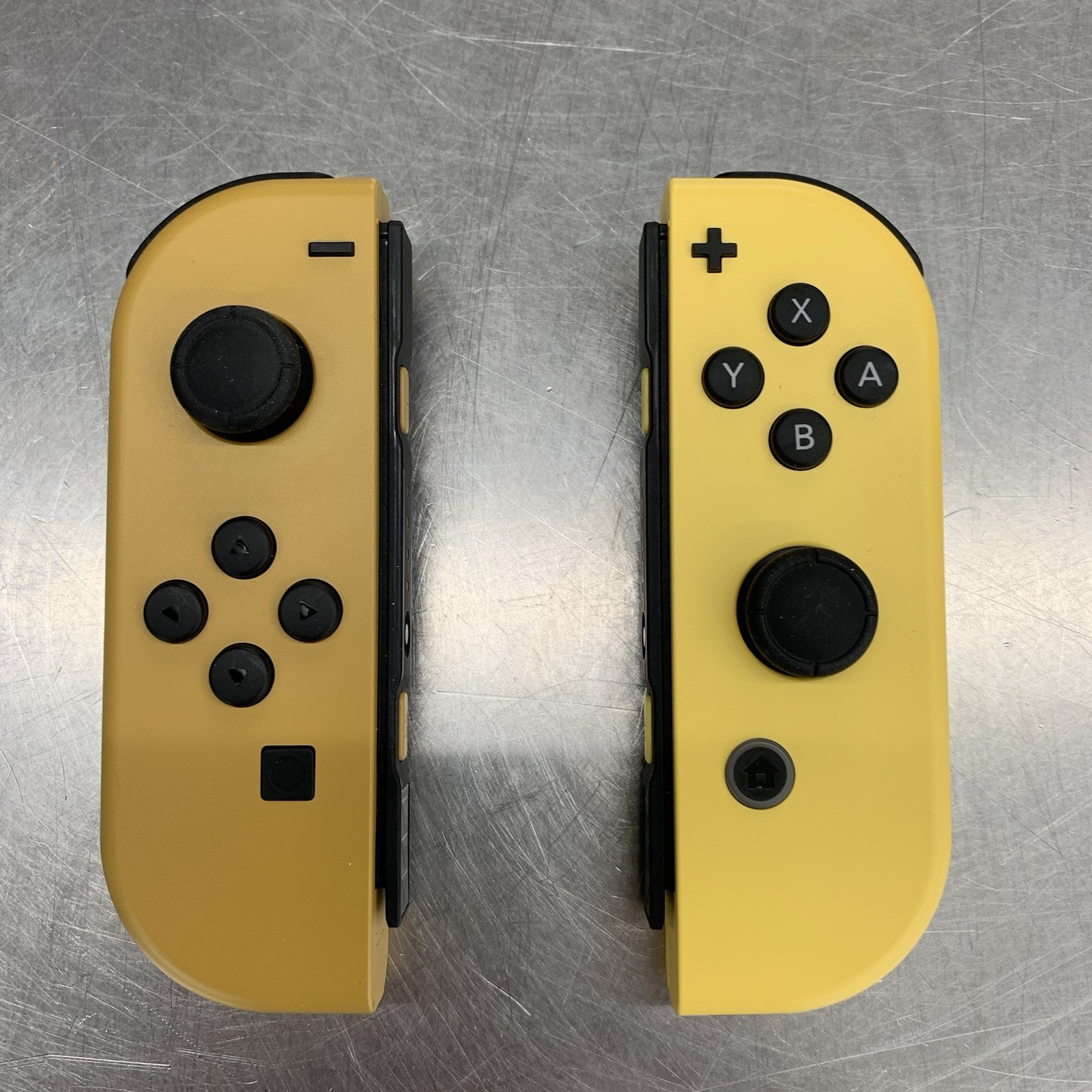 Nintendo Switch Pokémon Let’s Go Pikachu Edition in Box 32GB Console