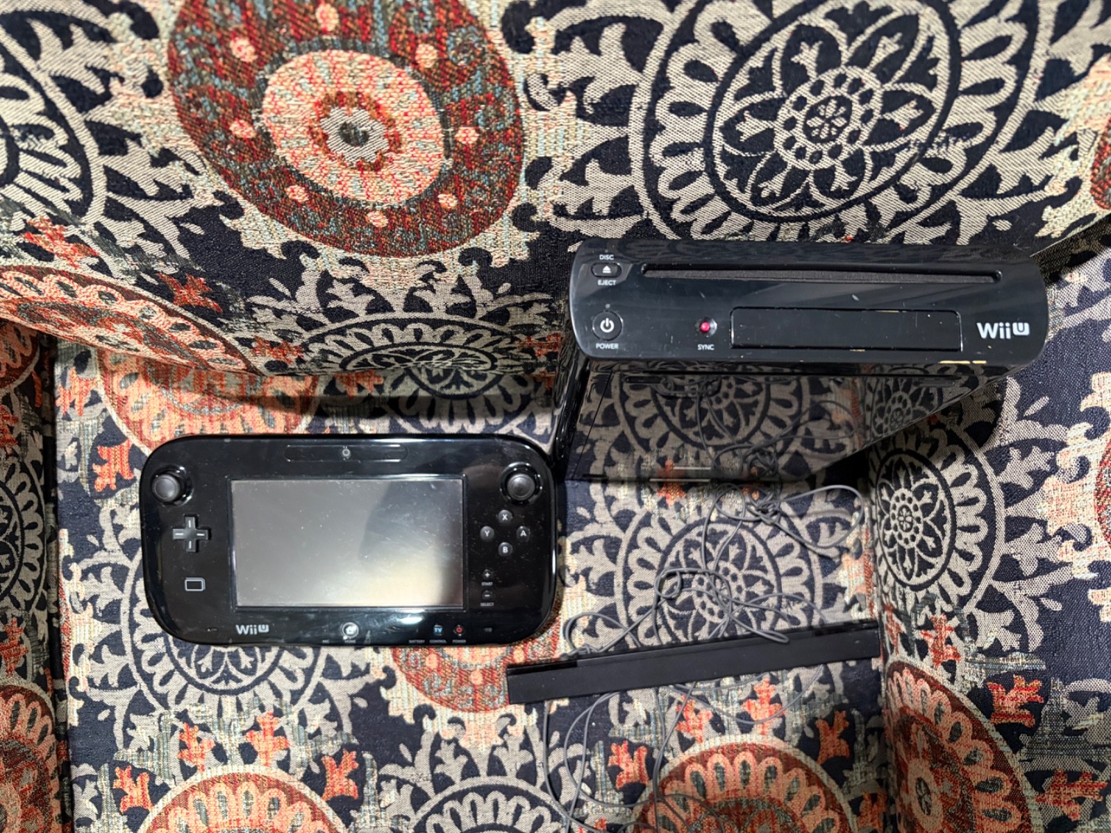 Nintendo Wii U Launch Edition 32GB Black With one game & Wii U Pro CONTROLLERS