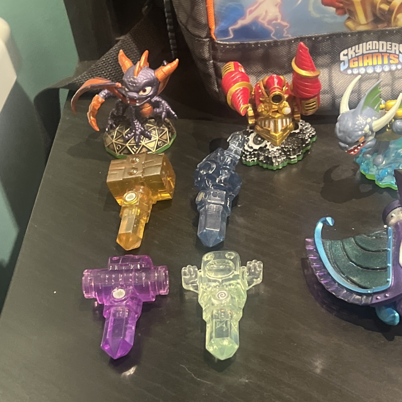 Skylanders Figures and Crystal Traps Vehicle w Skylanders Giants Carrying Bag