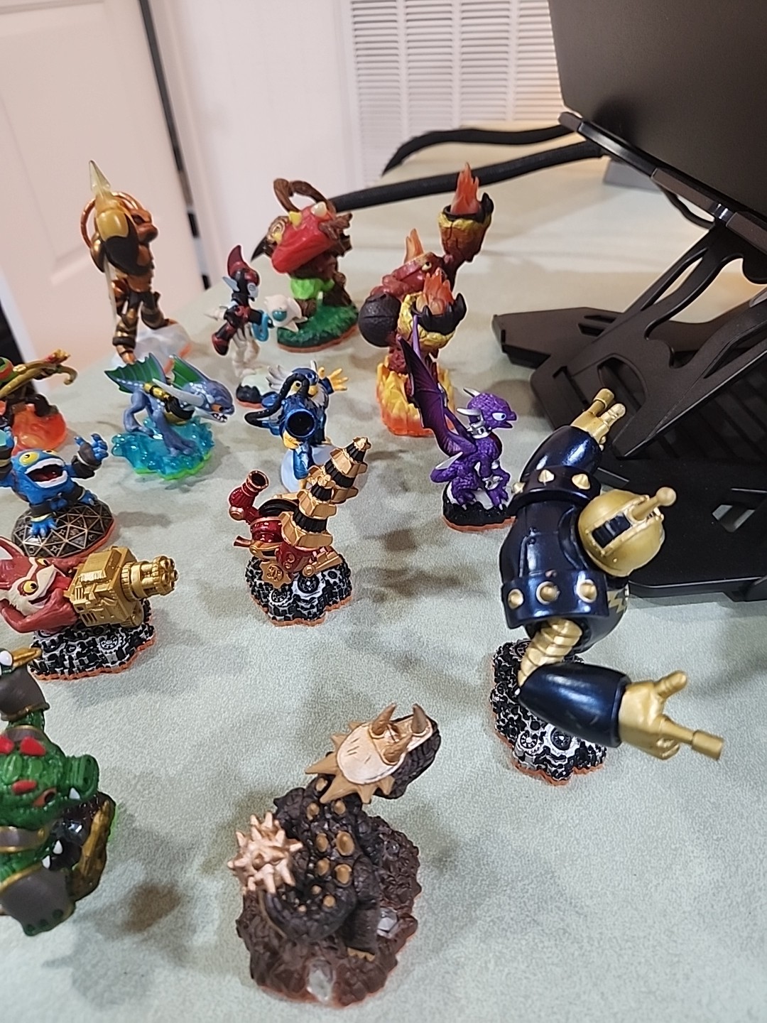 Activision Skylanders Giants Lot of 16 With Carrying Bag and Portal!