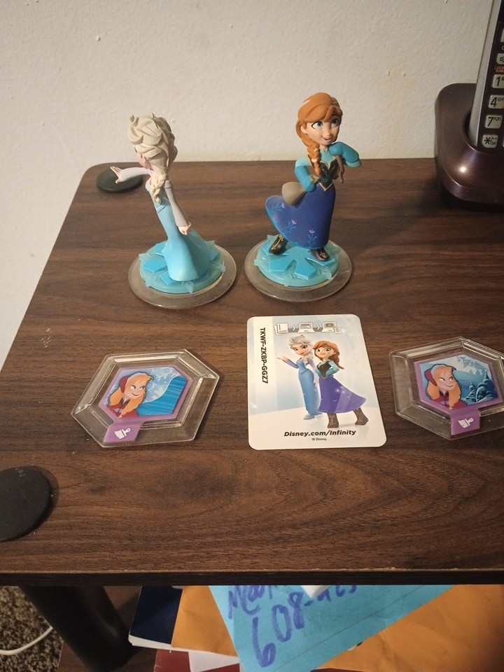 Disney Infinity Frozen Play Set & Power Discs w/ Card Anna & Elsa Figures