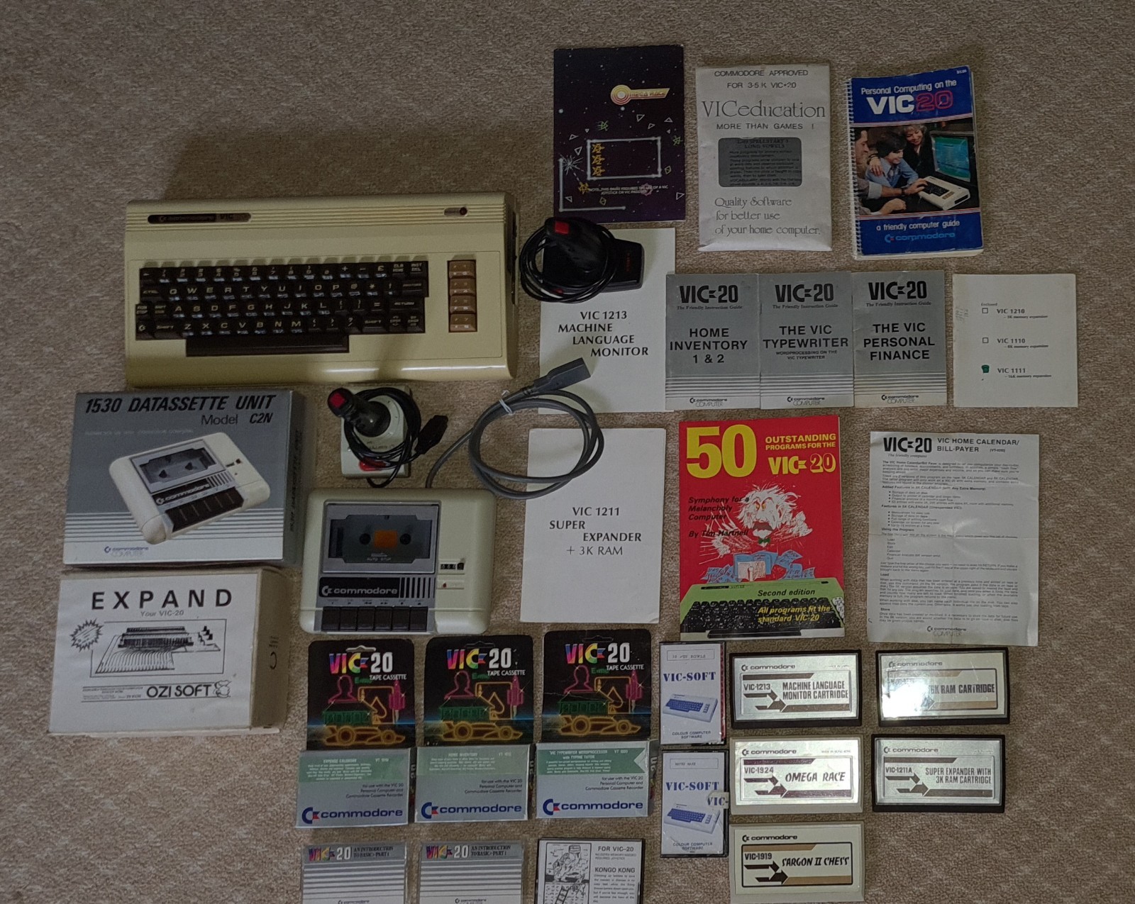 Commodore Vic 20 Boxed VINTAGE BUNDLE VIDEO AND COMPUTER GAME NOSTALGIA RARE