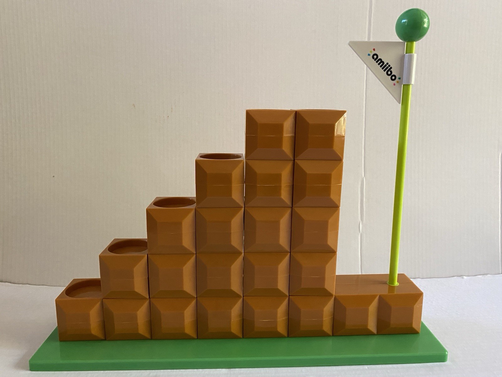 Nintendo AMIIBO Super Mario Bros END LEVEL DISPLAY STAND modular flag pole 2015