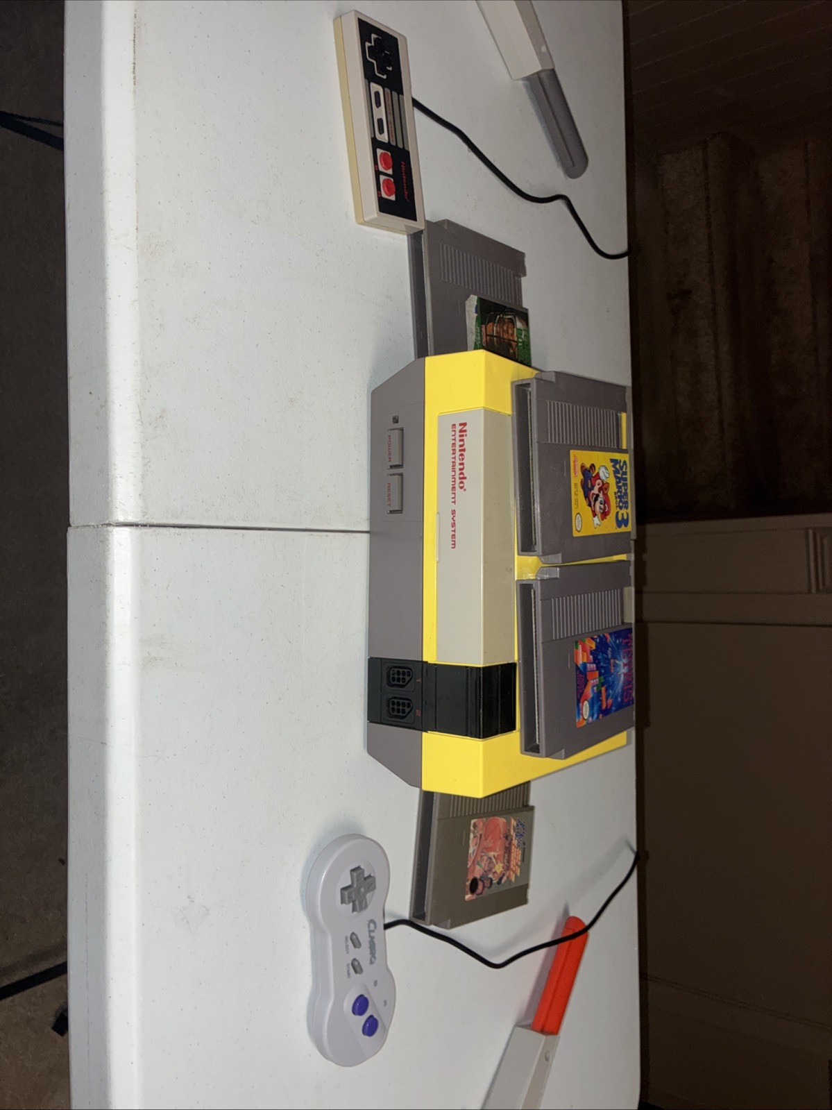 Original nes With Zapper Controllers And 5 Games has cords + tested