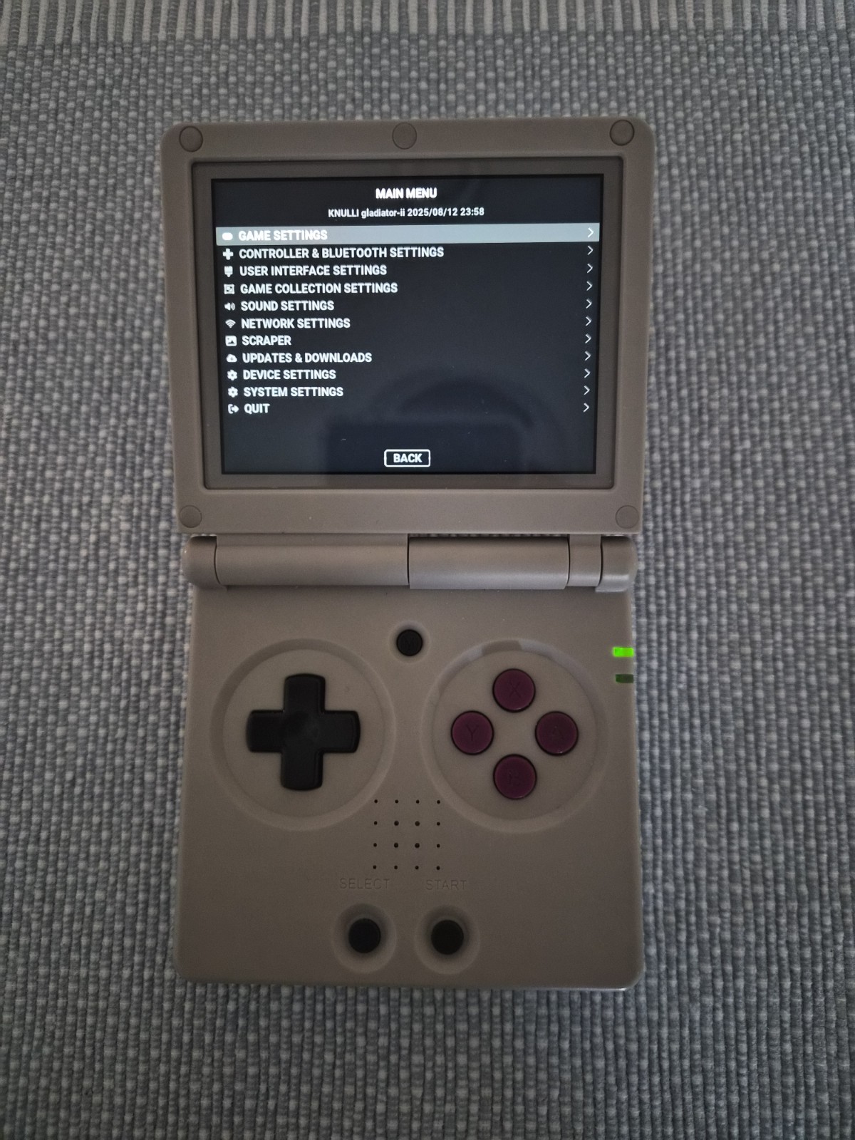 Anbernic RG35XX SP (Gray / Red Buttons) – KNULLI Gladiator II – Ready for ROMs