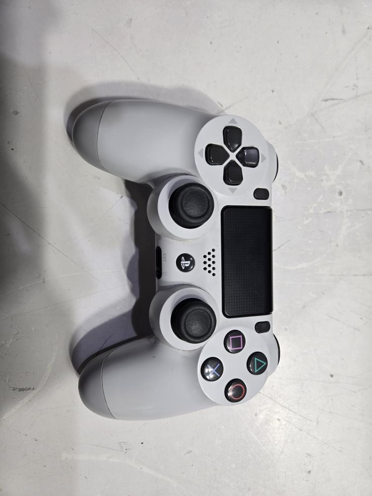 SONY PLAYSTATION 4 W/ACCESSORIES (P11035934)