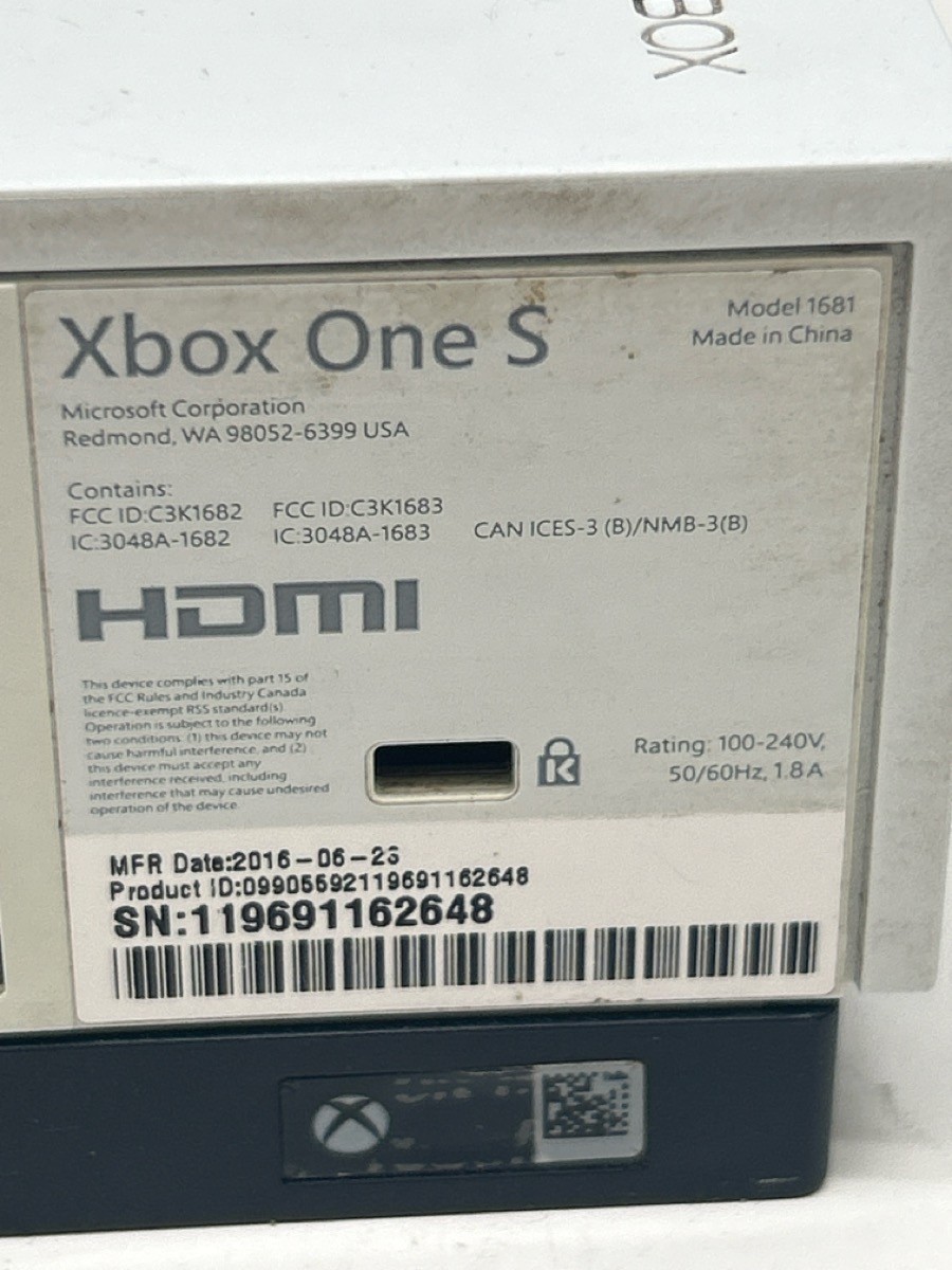 MICROSOFT XBOX ONE S – CONSOLE – 500GB – 1681 (P19020681)