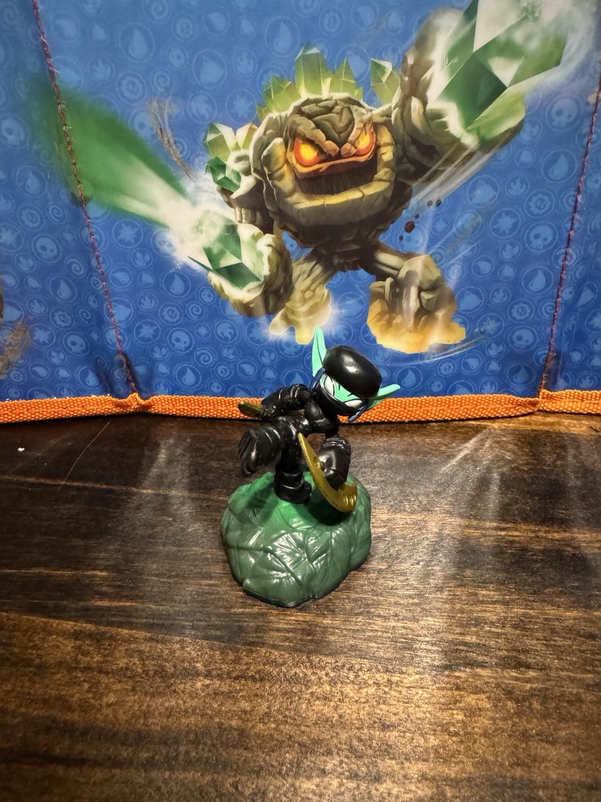 Skylanders Collection 11 Figures , travel bag and copy of game