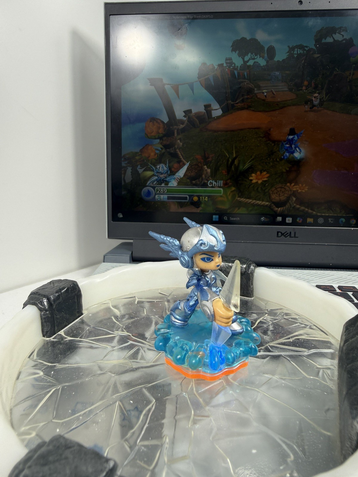 SKYLANDERS GIANTS LIGHTCORE CHILL FIGURE – WATER ELEMENT TESTED AND WORKING