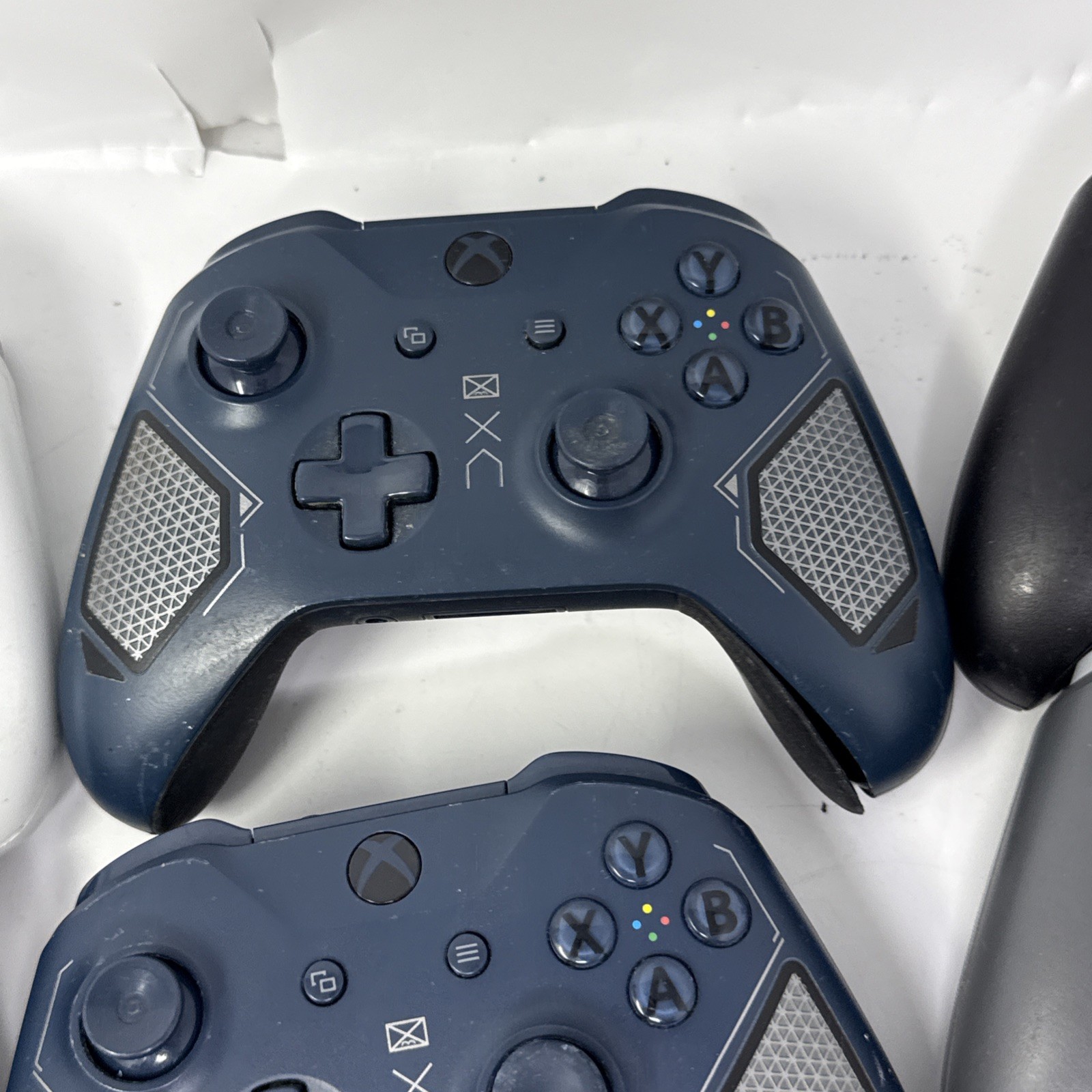 Lot Of 14 Various Condition Genuine Xbox One Controllers Model 1537, 1697, 1708
