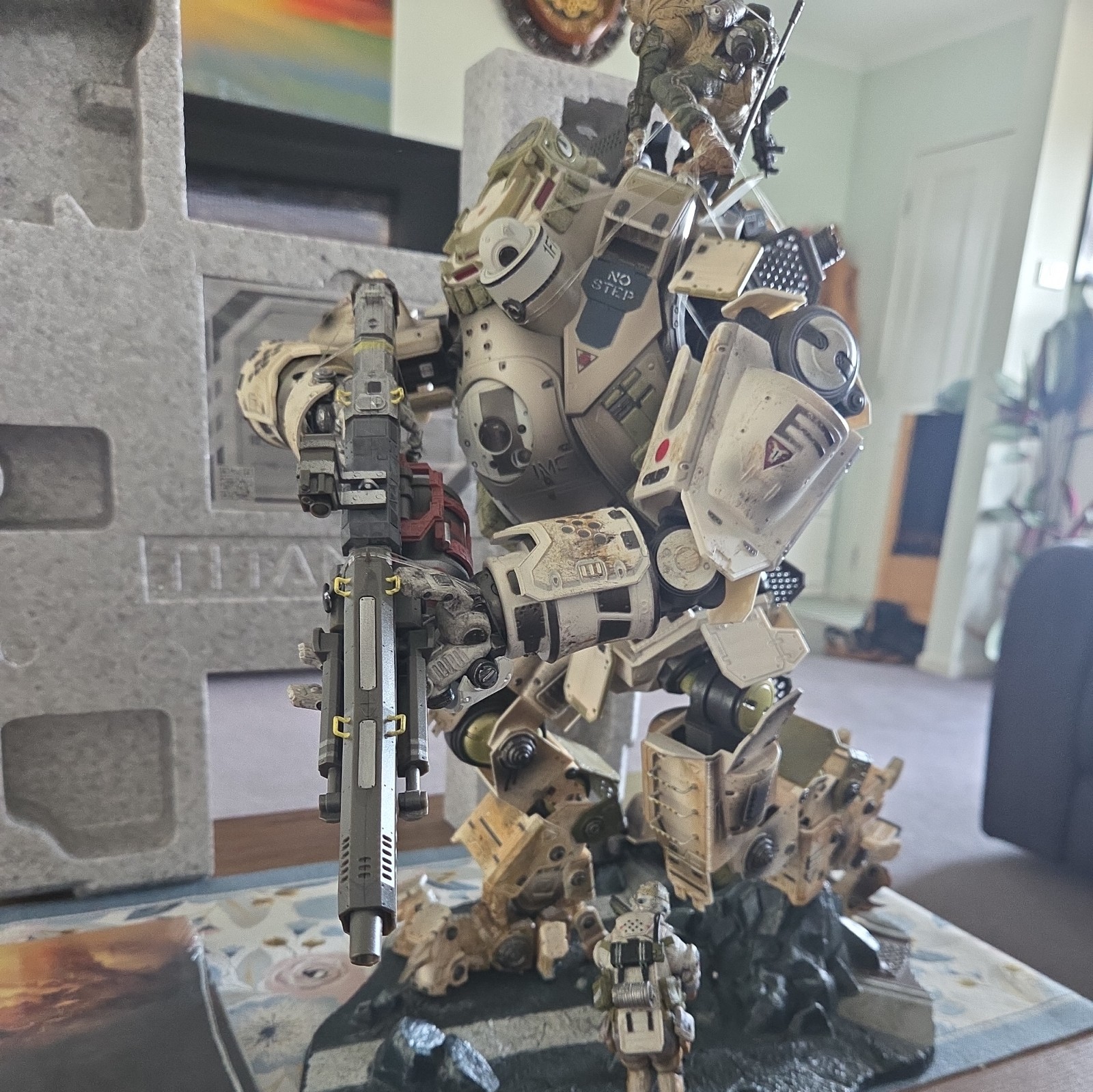 Titanfall Collector’s Edition Statue – Game and Poster not included – X box