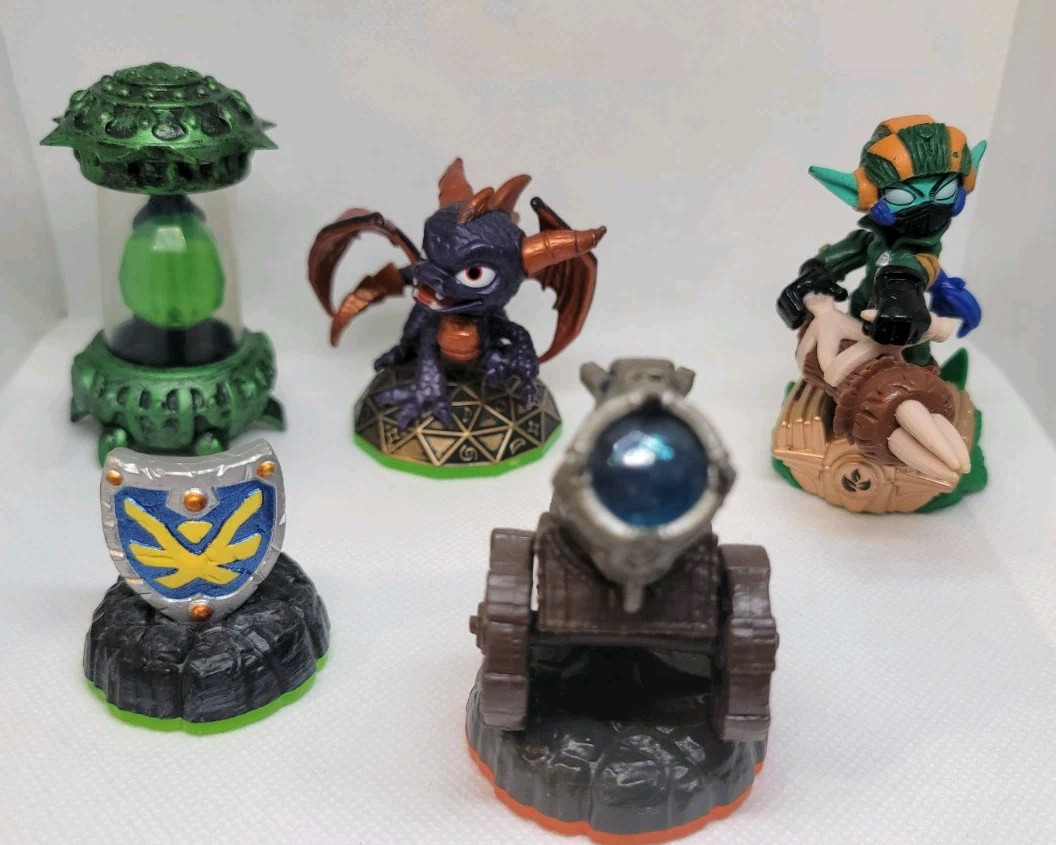 Activision Skylanders 29 Piece Lot Characters, Vehicles, Items, Weapons
