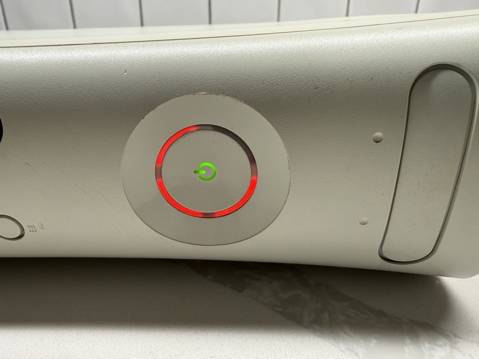 Microsoft Xbox 360 White Console NOT WORKING FOR PARTS ONLY – No Cords Red Ring