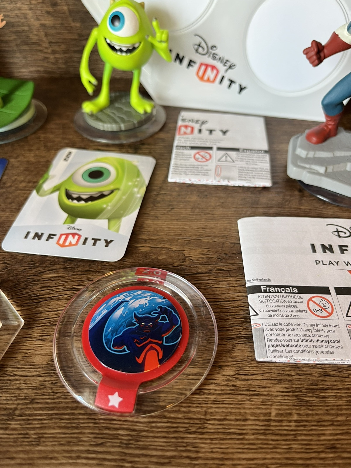WIIU Disney Infinity Bundle Hulk Tinkerbell Captain America Figures With Base