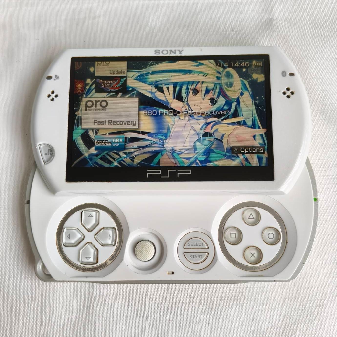 Sony PSP GO console White with Charger PSP-N1001 with bag