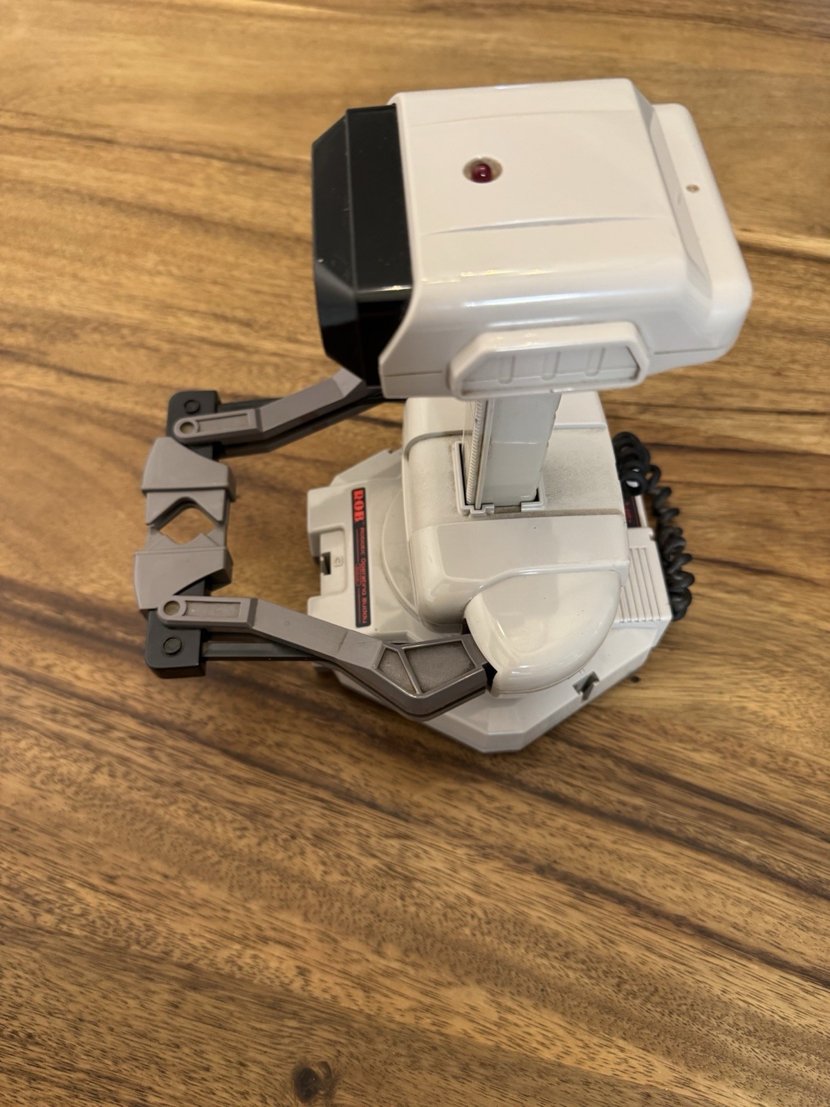 Nintendo R.O.B ROBOTIC OPERATING BUDDY ROBOT NES 1985 Powers on with Gyromite