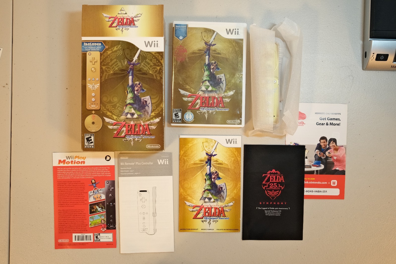 The Legend of Zelda Skyward Sword + Gold Controller Nintendo Wii Bundle Complete