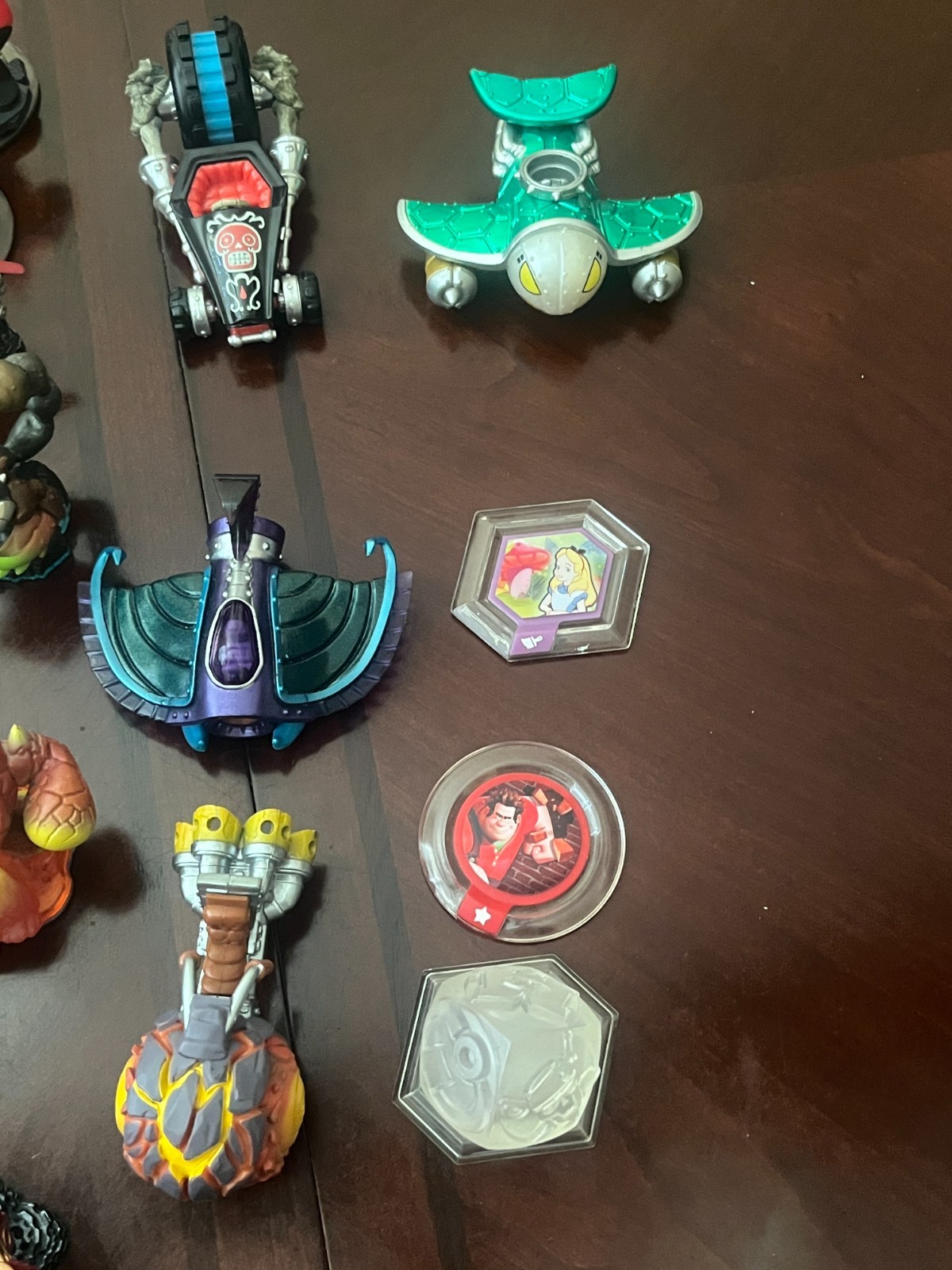 LARGE SKYLANDERS LOT: 40+Figures, 4 Vehicles, Items, Card/Stickers,PORTAL/GAMES!