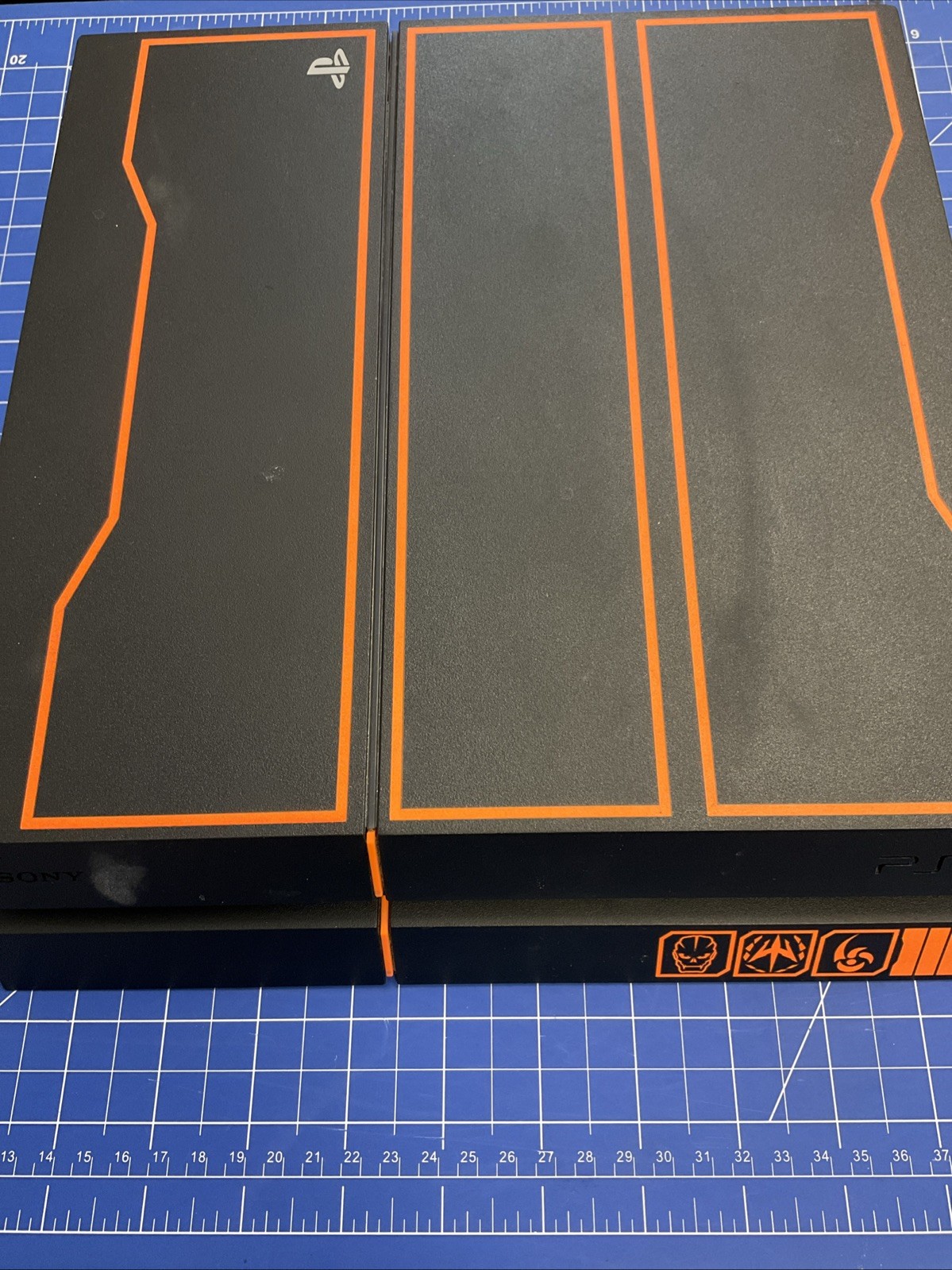 PlayStation 4 black ops 3 edition console with 2 controllers E490