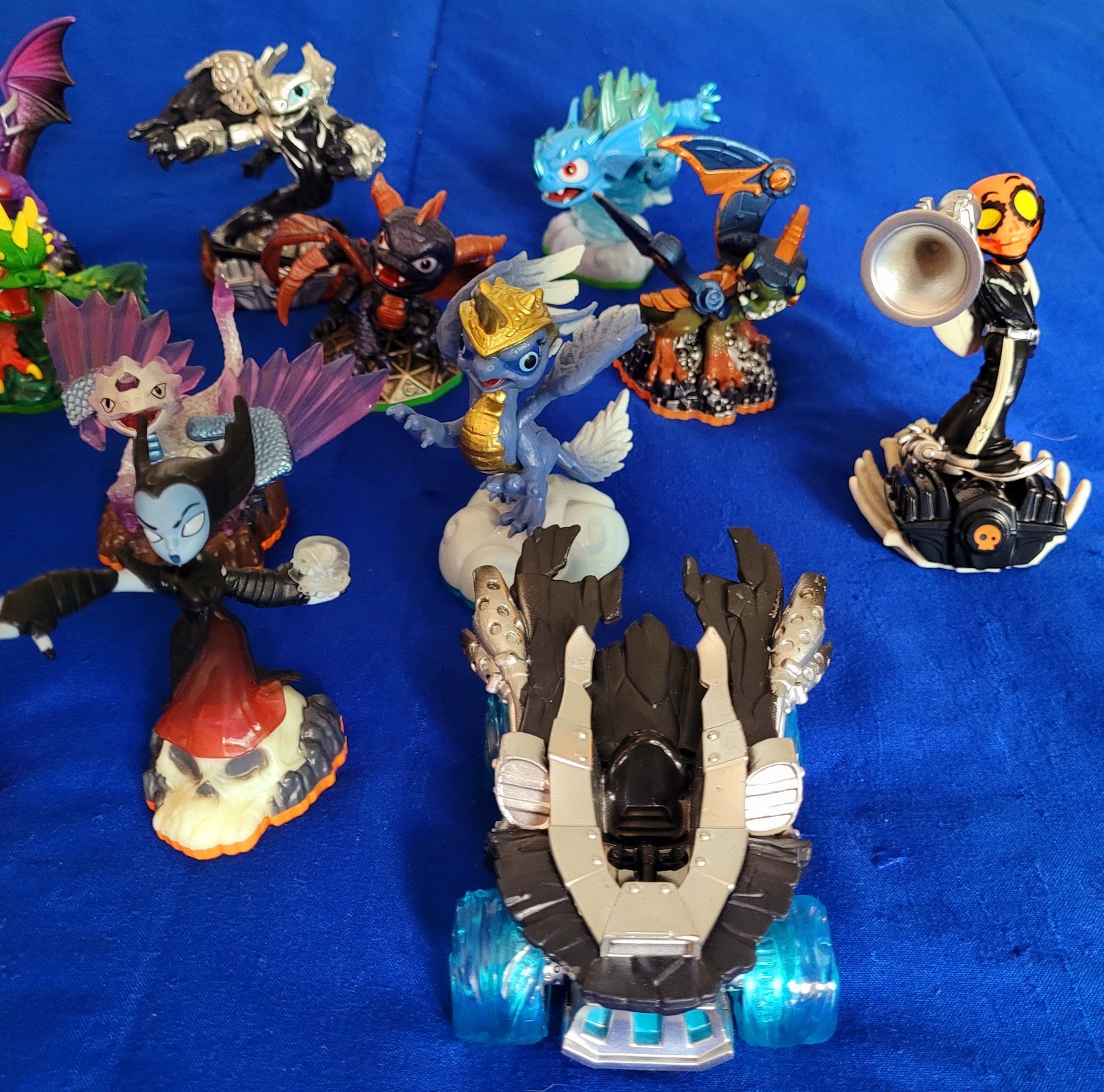 15 Assorted Skylander Figures And 3 Vehicles